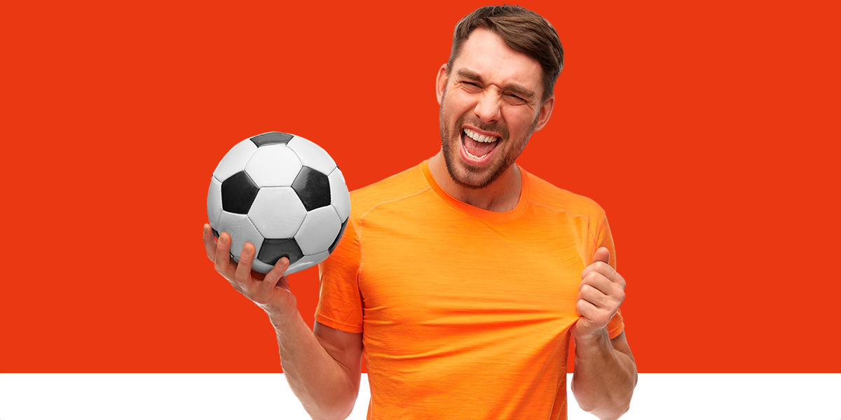 Apostas esportivas, jogos de futebol, transmissão de jogos ao vivo em  aplicativos de smartphone e pequenas pessoas comemorando o ganho de  dinheiro após fazer apostas online no site das casas de apostas.