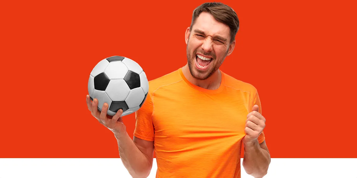imagem mostra torcedor comemorando com uma bola na mão