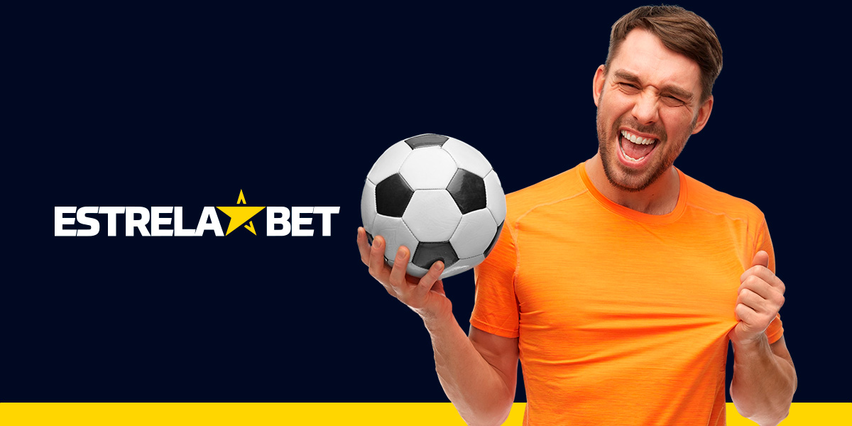 imagem mostra homem sorrindo ao segurar uma bola. Ao lado, a logomarca da Estrela Bet.